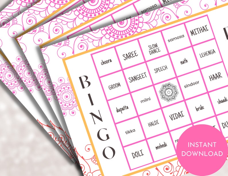 K&ouml;nnte beinhalten: Ein Satz von vier rosa und wei&szlig;en Bingokarten mit einem traditionellen indischen Hochzeitsthema. Die Karten zeigen eine Vielzahl von W&ouml;rtern, die mit indischen Hochzeiten zu tun haben, wie "Saree", "Sangeet", "Haldi" und "Vidai".