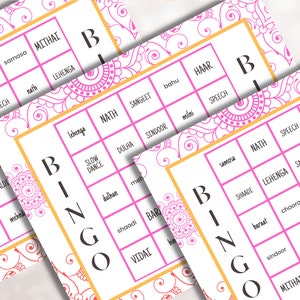 K&ouml;nnte beinhalten: Drei rosa und wei&szlig;e Bingokarten mit einem traditionellen indischen Hochzeitsthema. Die Karten zeigen W&ouml;rter wie "Sangeet", "Lehenga", "Mithai" und "Choora".