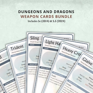Op de afbeelding: Een bundel Dungeons and Dragons-wapenkaarten. De kaarten tonen wapennamen zoals Trident, Maul en Glaive. De tekst op de kaarten bevat wapenbeschrijvingen, bereiken en schade waarden. De bundel bevat 5e (2014) en 5.5 (2024) versies.
