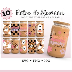Op de afbeelding: Tien 473 ml glazen blikverpakkingen met retro Halloween-ontwerpen. De ontwerpen bevatten geesten, schedels, vleermuizen en de tekst "Spooky Spooky Vibes".
