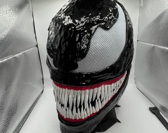 Casco Venom: Mandíbula articulada, placa trasera magnética