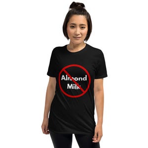T-shirt unisexe à manches courtes et imprimé lait anti-amandes par Damion