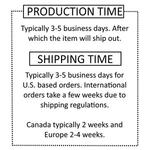 K&ouml;nnte beinhalten: Schwarzwei&szlig;er Text auf wei&szlig;em Hintergrund mit schwarzem Rand. Der Text lautet "PRODUCTION TIME" und "SHIPPING TIME". Der Text erkl&auml;rt, dass die Produktionszeit in der Regel 3-5 Werktage betr&auml;gt und die Versandzeit in der Regel 3-5 Werktage f&uuml;r Bestellungen aus den USA betr&auml;gt. Internationale Bestellungen dauern aufgrund von Versandbestimmungen einige Wochen. Kanada dauert in der Regel 2 Wochen und Europa 2-4 Wochen.