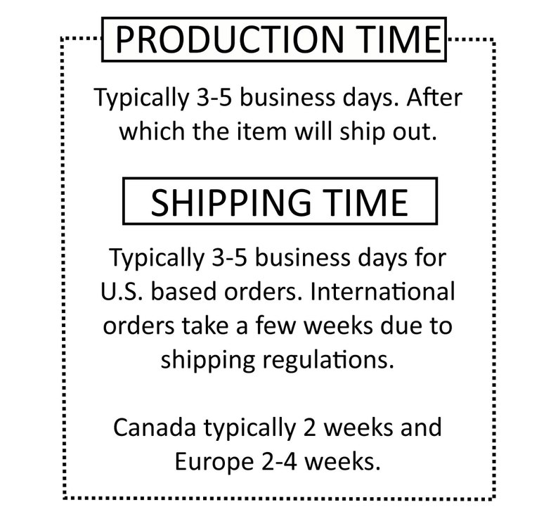 K&ouml;nnte beinhalten: Schwarzwei&szlig;er Text auf wei&szlig;em Hintergrund mit schwarzem Rand. Der Text lautet "PRODUCTION TIME" und "SHIPPING TIME". Der Text erkl&auml;rt, dass die Produktionszeit in der Regel 3-5 Werktage betr&auml;gt und die Versandzeit in der Regel 3-5 Werktage f&uuml;r Bestellungen aus den USA betr&auml;gt. Internationale Bestellungen dauern aufgrund von Versandbestimmungen einige Wochen. Kanada dauert in der Regel 2 Wochen und Europa 2-4 Wochen.