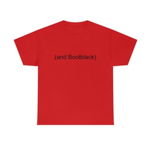 Könnte beinhalten: Ein leuchtend rotes T-Shirt mit dem schwarzen Text "(and Bootblack)". Das Shirt hat eine einfarbige Gestaltung und scheint aus einem weichen Material zu bestehen. Das Design ist schlicht und der Text ist zentriert.
