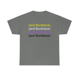 Könnte beinhalten: Ein graues T-Shirt mit dem Text "(and Bootblack)" dreimal in Gelb, Lila und Schwarz wiederholt. Das Shirt ist aus einem weichen Material.