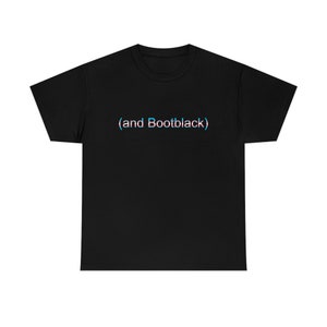 Könnte beinhalten: Schwarzes T-Shirt mit dem Text "(and Bootblack)" in einem 3D-Effekt, mit blauen und roten Umrissen. Das Shirt hat einen klassischen Rundhalsausschnitt, ideal für den Alltag.