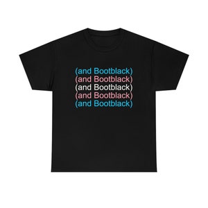 Könnte beinhalten: Schwarzes T-Shirt mit dem Text "(and Bootblack)" fünfmal in abwechselnd blauen und rosa Farben wiederholt. Ein Freizeitkleidungsstück.
