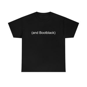 Könnte beinhalten: Schwarzes T-Shirt mit dem weißen Text "(and Bootblack)". Das T-Shirt mit Rundhalsausschnitt ist ein klassisches Design, ideal für den Alltag. Der Text ist mittig auf der Vorderseite platziert.