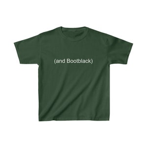Könnte beinhalten: Dunkelgrünes T-Shirt mit dem weißen Text "(and Bootblack)". Das T-Shirt hat kurze Ärmel und einen Rundhalsausschnitt. Der Text ist mittig auf der Vorderseite platziert.