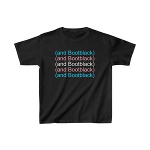 Könnte beinhalten: Schwarzes T-Shirt mit dem Text "(and Bootblack)" in einem sich wiederholenden Muster aus Blau und Rosa. Das T-Shirt mit Rundhalsausschnitt ist aus einem weichen Material gefertigt. Der Text ist mittig auf der Vorderseite des Shirts angeordnet.