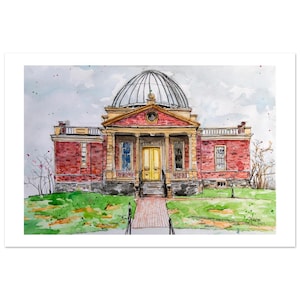 Puede incluir: Pintura a la acuarela de un edificio de ladrillo rojo con un techo abovedado. El edificio tiene columnas amarillas, una puerta amarilla y una pasarela de madera que conduce a la entrada. El cielo es gris y la hierba es verde.