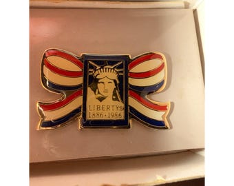 Spilla patriottica vintage Avon della Statua della Libertà 1896-1996, celebrazione del centenario degli Stati Uniti.