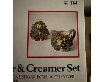 Juego de crema y azúcar Spode con forma de árbol de Navidad, de cerámica esculpida y pintada a mano, de estilo vintage.