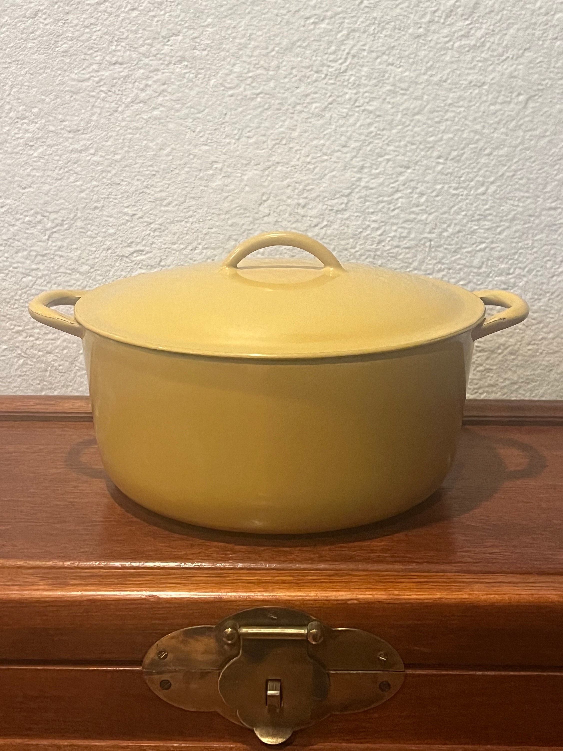Lodge 16 Cast Iron 12 Quart Dutch Oven, Camp Oven in Excellent Condition,  Manufactured in the 1970's-1980's. 