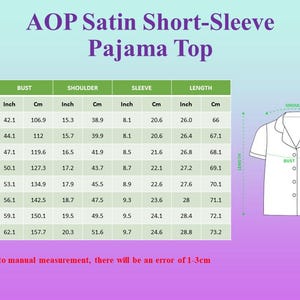 K&ouml;nnte beinhalten: Eine Tabelle mit den Ma&szlig;en eines AOP-Pyjama-Oberteils aus Satin mit kurzen &Auml;rmeln. Die Tabelle enth&auml;lt US-Gr&ouml;&szlig;en, Brust-, Schulter-, &Auml;rmel- und L&auml;ngenma&szlig;e in Zoll und Zentimetern. Eine Abbildung des Pyjama-Oberteils ist ebenfalls enthalten.