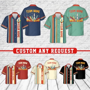 Pode incluir: Seis variações de cores diferentes de uma camisa de botão de manga curta com um tema de boliche retrô. As camisas apresentam um gráfico de pinos e bolas de boliche com o texto "Team Name" e "Your Name".