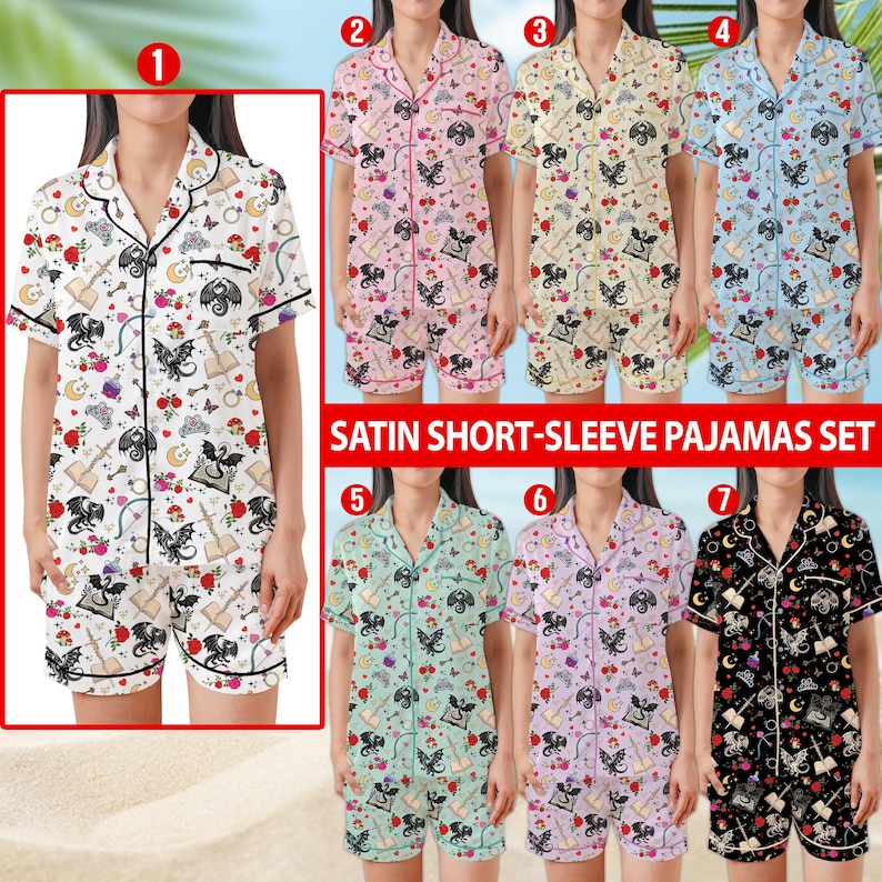 K&ouml;nnte beinhalten: Satin-Pyjama-Sets mit kurzen &Auml;rmeln in verschiedenen Farben, darunter Wei&szlig;, Rosa, Gelb, Blau, Gr&uuml;n, Lila und Schwarz. Jedes Set besteht aus einem passenden Oberteil und Shorts mit einem sich wiederholenden Muster aus Drachen, Rosen und Musikinstrumenten.
