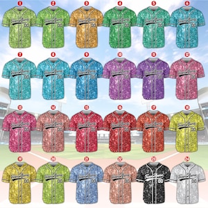 Peut inclure: Vingt-quatre maillots de baseball avec différents motifs de paillettes. Chaque maillot porte le texte "Team Name" et "00" sur le devant.