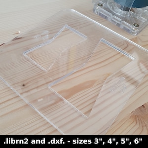 Puede incluir: Una plantilla de plástico transparente con las letras "1.5" y "POINT" impresas en ella. La plantilla está diseñada para crear diferentes tamaños de formas, con tamaños de 3", 4", 5" y 6" indicados en el texto.