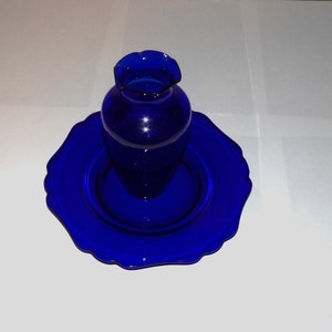 Vintage kobaltblauwe glasplaat en vaas