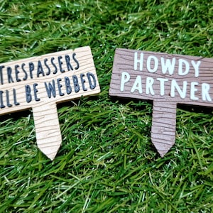 Personalised Wood Effect Name Sign Stake: 3D Printed Enclosure Decor