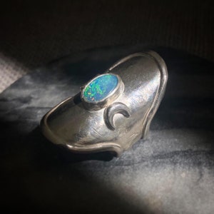 Anillo de doncella escudo de ópalo negro australiano plata de ley 9.5