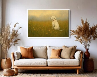 Puede incluir: Una impresión artística enmarcada representa un perro blanco sentado en un campo de flores amarillas. El perro lleva un collar rojo. La obra de arte tiene un estilo suave y pictórico con una paleta de colores cálidos y dorados. La impresión se exhibe sobre un sofá de madera.