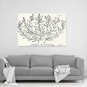 Pu&ograve; includere: Un disegno in bianco e nero di un albero con rami e foglie su sfondo bianco. L'opera d'arte &egrave; incorniciata e appesa a una parete bianca sopra un divano grigio.