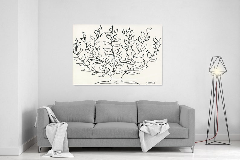 Pu&ograve; includere: Un disegno in bianco e nero di un albero con rami e foglie su sfondo bianco. L'opera d'arte &egrave; incorniciata e appesa a una parete bianca sopra un divano grigio.