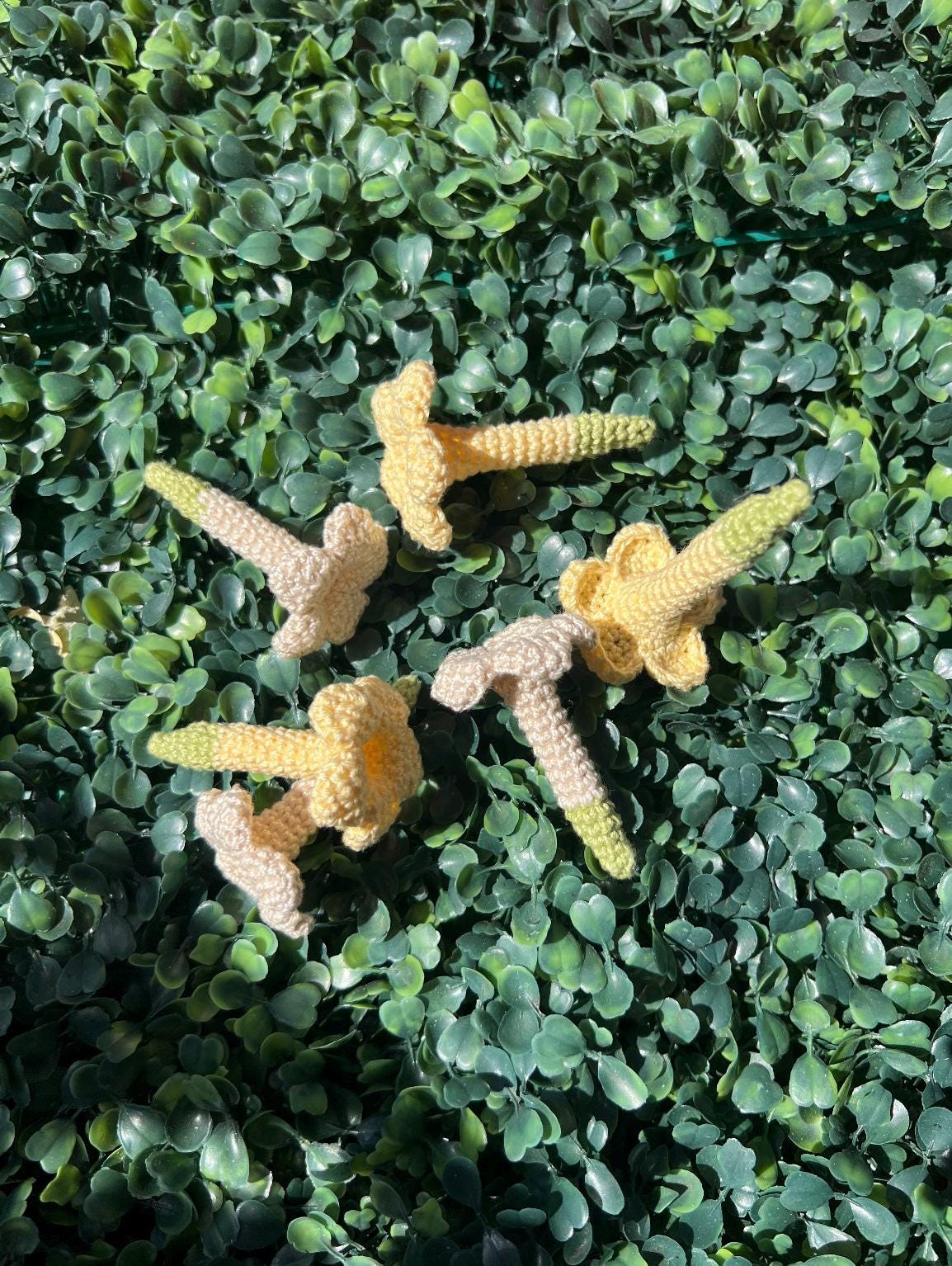 Crochet Pua Kenikeni Ear Pick: Flexible Wire, Cotton Yarn