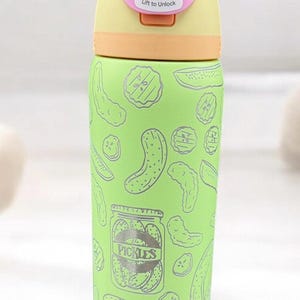 Botella Owala encurtida grabada de 32 oz y 24 oz Un gran eneldo imagen 1