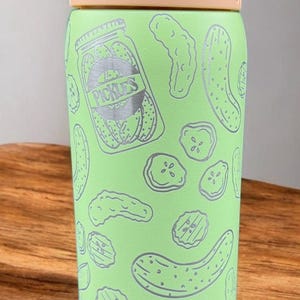 Botella Owala encurtida grabada de 32 oz y 24 oz Un gran eneldo imagen 4