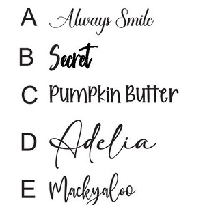 Peut inclure: Une image en noir et blanc avec cinq lettres, de A &agrave; E, et un mot ou une phrase &agrave; c&ocirc;t&eacute; de chaque lettre. Les mots sont&nbsp;: Always Smile, Secret, Pumpkin Butter, Adelia et Mackyaloo.