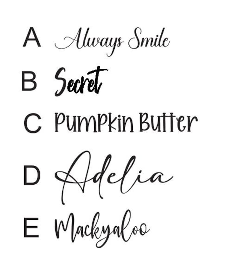 Peut inclure: Une image en noir et blanc avec cinq lettres, de A &agrave; E, et un mot ou une phrase &agrave; c&ocirc;t&eacute; de chaque lettre. Les mots sont&nbsp;: Always Smile, Secret, Pumpkin Butter, Adelia et Mackyaloo.