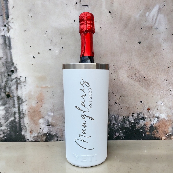 Cadeau de mariage personnalisé avec un refroidisseur de vin yéti gravé.