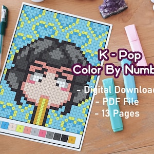Puede incluir: Un imprimible para colorear por números con la cara pixelada de un personaje de K-Pop, con un fondo azul y amarillo. La imagen incluye el texto "K-Pop Color By Number - Digital Download - PDF File - 13 Pages". Varios rotuladores de colores están colocados alrededor de la imagen.