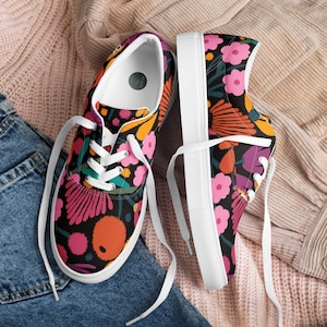 Women’s lace-up canvas shoes
