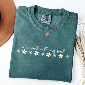 Comfort Colors® It Is Well With My Soul シャツ、花柄クリスチャンTシャツ、聖句Tシャツ、インスピレーションTシャツ、女性用信仰Tシャツ、宗教Tシャツ