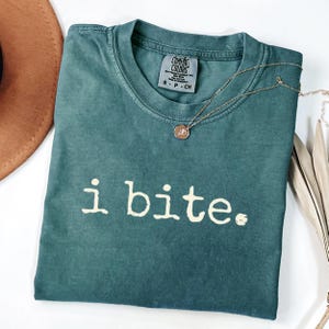 Jag biter skjorta sarkastisk humor t-shirt rolig present till henne mörk humor tröja introvert feminist t-shirt Comfort Colors® bomull unisex casual topp