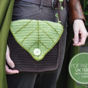 Puede incluir: Bolso de crochet con forma de hoja en color marrón y verde. El bolso tiene un cierre de botón y se lleva en la cadera de una persona. Patrón PDF en términos del Reino Unido (no es un artículo físico).