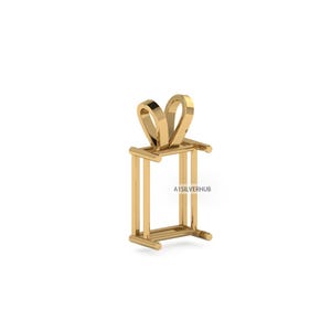 Puede incluir: Un colgante dorado con forma de caja de regalo. El colgante tiene un cuerpo rectangular con barras verticales y un lazo en la parte superior. El texto "A1SILVERHUB" es visible en el colgante.