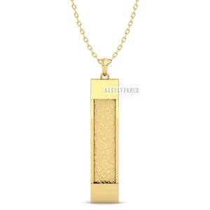Puede incluir: Un collar de cadena de oro con un colgante rectangular. El colgante tiene una superficie texturizada y el texto "A1SILVERHUB" está grabado en la parte superior.