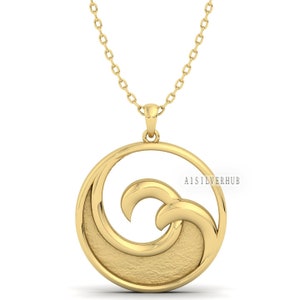 Pode incluir: Um colar de ouro com um pingente circular que apresenta um design de onda estilizado. O pingente tem uma superfície texturizada e o texto "A1SILVERHUB" é visível no pingente.