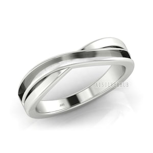 Puede incluir: Un anillo de plata con una incrustación negra y un diseño retorcido. El anillo está marcado con "925" en el interior.