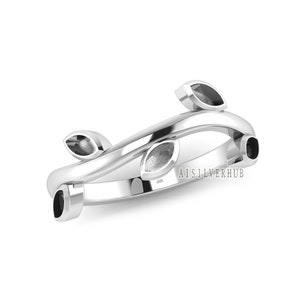Op de afbeelding: Een zilveren ring met een delicaat, gedraaid ontwerp met vier zwarte edelstenen die in bladeren zijn gezet. De ring is gemarkeerd met "925" en "AISILVERHUB".