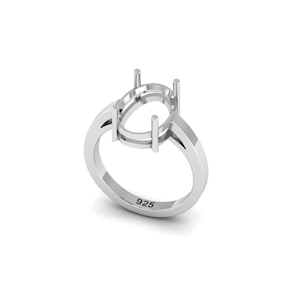 Könnte beinhalten: Ein silberner Ring mit ovaler Fassung, zur Aufnahme eines Edelsteins. Der Ring hat eine polierte Oberfläche und die Zahl "925" ist auf dem Band eingeprägt. Die Fassung hat vier Krappen zur Sicherung des Steins.
