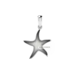 Pode incluir: Pingente de estrela do mar prateado com argola para colar. O pingente tem um design detalhado com uma superfície texturizada e um acabamento polido. O texto "A1SILVERHUB" é visível.