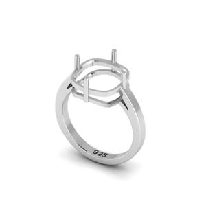 Puede incluir: Un engaste de anillo de plata pulida con un diseño de garras para una piedra preciosa. El anillo tiene un acabado liso y está marcado con "925". El engaste está diseñado para una piedra en forma de pera.