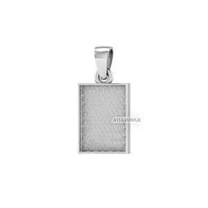 Op de afbeelding: Een zilveren rechthoekige hanger met een getextureerd oppervlak, voorzien van een lus voor een ketting. De hanger heeft een eenvoudig, elegant ontwerp. De tekst "A1SILVERHUB" is zichtbaar op de hanger.